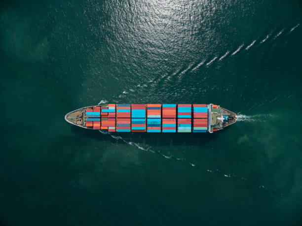 Cargo de transport maritime avec un chargement de containers