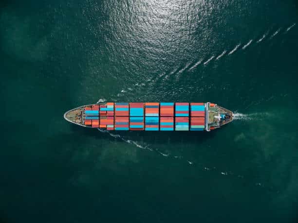 Cargo de transport maritime avec un chargement de containers