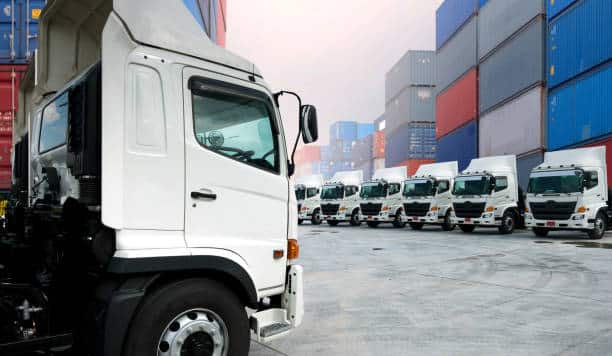 Camion de transport routier avec un chargement de marchandises dans un container